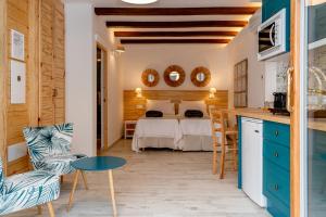 EsteponaCasa Del Patio - Boutique Apartments的厨房和带卧室的客厅