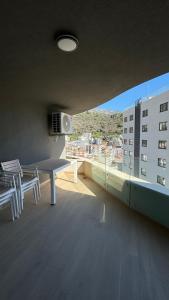 un balcone con tavolo e sedie su un edificio di Jadran Dream2 a Rafailovici