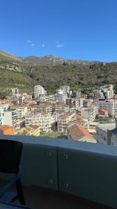 Vista generica sulle montagne o vista sulle montagne dall'interno dell'appartamento
