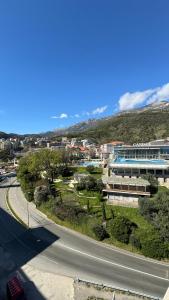 una strada vuota accanto a una città con un edificio di Jadran Dream2 a Rafailovici