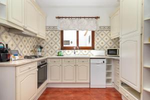 Gallery image of 4 Bed Villa, Pool & Tennis Court in Carvoeiro in Carvoeiro