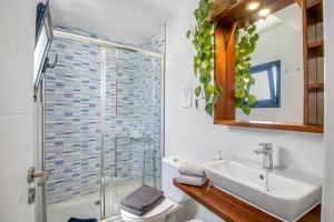 a bathroom with a sink and a toilet and a shower at La Casita Del Mar in Caleta de Caballo