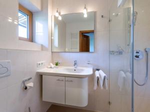 Kúpeľňa v ubytovaní Landhaus Kitzhorn Appartement Hahnenkamm - by NV-Appartements + 11 fotografií