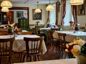 Restaurace v ubytování Hotel Waldblick BSR Garten mit Pavillons im Schwarzwald, ideal für Paare, Familien, Hunde