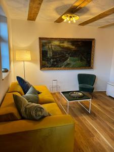 een woonkamer met een bank en een tafel bij Altes Zollhaus - Central - Lovely - Luxury - Maisonette Apartment in Schwabach