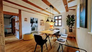 een eetkamer met een tafel en stoelen in een kamer bij Altes Zollhaus - Central - Lovely - Luxury - Maisonette Apartment in Schwabach