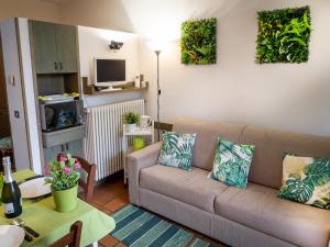 a living room with a couch and a table at la Casa del Patio in Iseo