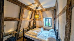 een slaapkamer met een bed in een kamer met een raam bij Altes Zollhaus - Central - Lovely - Luxury - Maisonette Apartment in Schwabach