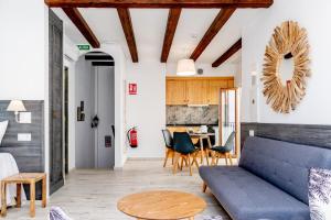 EsteponaCasa Del Patio - Boutique Apartments的客厅里有一张蓝色的沙发和一张桌子