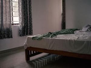 un letto in una stanza con una finestra di Depak hotel a Janakpur