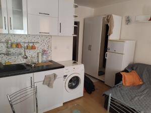 Kuchyň nebo kuchyňský kout v ubytování Sunny Beach studio