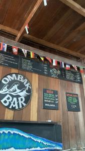 un grupo de signos en la pared de un bar en Bale sunrise, en Gili Trawangan