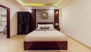 Postel nebo postele na pokoji v ubytování Empress Dalat - Sky View Hotel