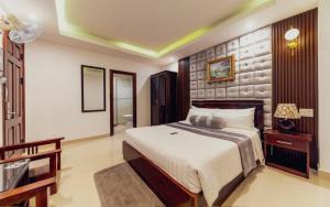 Postel nebo postele na pokoji v ubytování Empress Dalat - Sky View Hotel
