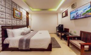 Postel nebo postele na pokoji v ubytování Empress Dalat - Sky View Hotel