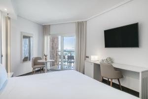 TV a/nebo společenská místnost v ubytování INNSiDE by Meliá Alicante Porta Maris