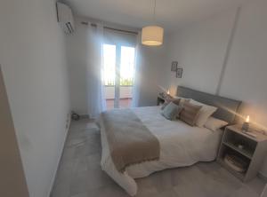 Ένα ή περισσότερα κρεβάτια σε δωμάτιο στο Ático en Nerja con vistas espectaculares