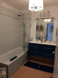 ein Badezimmer mit Badewanne, Waschbecken und Dusche in der Unterkunft The Flower- Townhouse with air conditioning and garden! in Montpellier + 8 Fotos