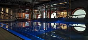 un treno della metropolitana vuoto con finestre e una panchina blu di Hotelový dům Kaskáda - Bed and Breakfast a Kurdějov