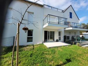 a white house with a yard at Ty ravissant - Les Gîtes de la Côte d'Amour in Le Croisic