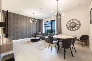 una sala de estar con un sofá y una mesa en 2Bedroom Private Apartment in Al Zahia, Sharjah - Stone Nest, en Sharjah