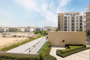 un edificio con una pasarela junto a un edificio en 2Bedroom Private Apartment in Al Zahia, Sharjah - Stone Nest, en Sharjah