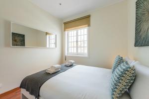 a bedroom with a white bed and a window at GuestReady - Cosy getaway in Porto in Bandeira +34 photos