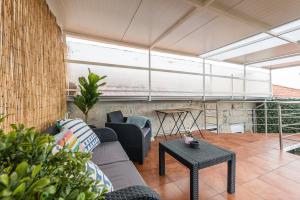 a living room with a couch and a table at GuestReady - Cosy getaway in Porto in Bandeira