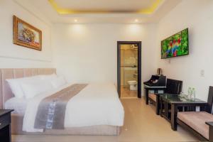 Postel nebo postele na pokoji v ubytování Empress Dalat - Sky View Hotel