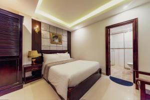 Postel nebo postele na pokoji v ubytování Empress Dalat - Sky View Hotel