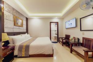 Postel nebo postele na pokoji v ubytování Empress Dalat - Sky View Hotel