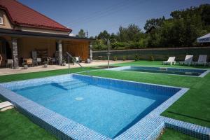Bazén v ubytování Aqua Hotel nebo v jeho okolí