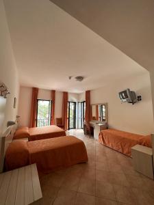 Postel nebo postele na pokoji v ubytování Athena Palace Hotel