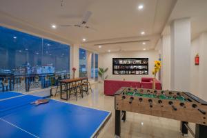 sala de estar con mesa de ping pong y mesa de billar en Perfectstayz Value Alpine Retreat, en Rishīkesh 86 fotos más