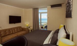 TV a/nebo společenská místnost v ubytování Aparthotel Holiday Lux Batumi