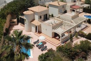 an aerial view of a house with a swimming pool at Casa Verano in Alicante