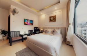 Postel nebo postele na pokoji v ubytování Empress Dalat - Sky View Hotel
