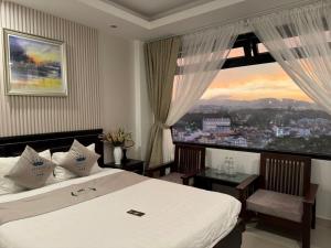 Postel nebo postele na pokoji v ubytování Empress Dalat - Sky View Hotel