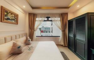 Postel nebo postele na pokoji v ubytování Empress Dalat - Sky View Hotel