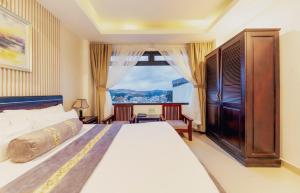 Postel nebo postele na pokoji v ubytování Empress Dalat - Sky View Hotel