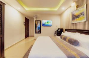 Postel nebo postele na pokoji v ubytování Empress Dalat - Sky View Hotel