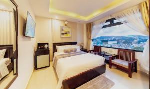 Postel nebo postele na pokoji v ubytování Empress Dalat - Sky View Hotel