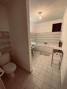 ein Badezimmer mit Toilette, Badewanne und Waschbecken in der Unterkunft Chambre d'Hôtes Créole Bas du Fort in Le Gosier + 15 Fotos
