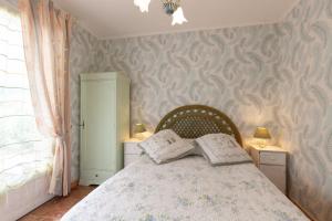 a bedroom with a bed with two pillows on it at Appartement dans cadre de verdure in La Seyne-sur-Mer