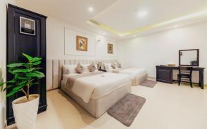 Postel nebo postele na pokoji v ubytování Empress Dalat - Sky View Hotel