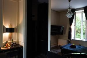 Televízia a/alebo spoločenská miestnosť v ubytovaní Spa Bath Apartment + 12 fotografií