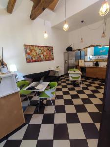 A seating area at Manì Rooms