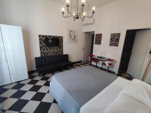 A bed or beds in a room at Manì Rooms