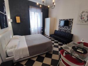 A bed or beds in a room at Manì Rooms