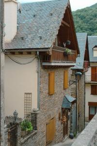 an old house with a balcony in a town at Ço desde Viandol in Bossost